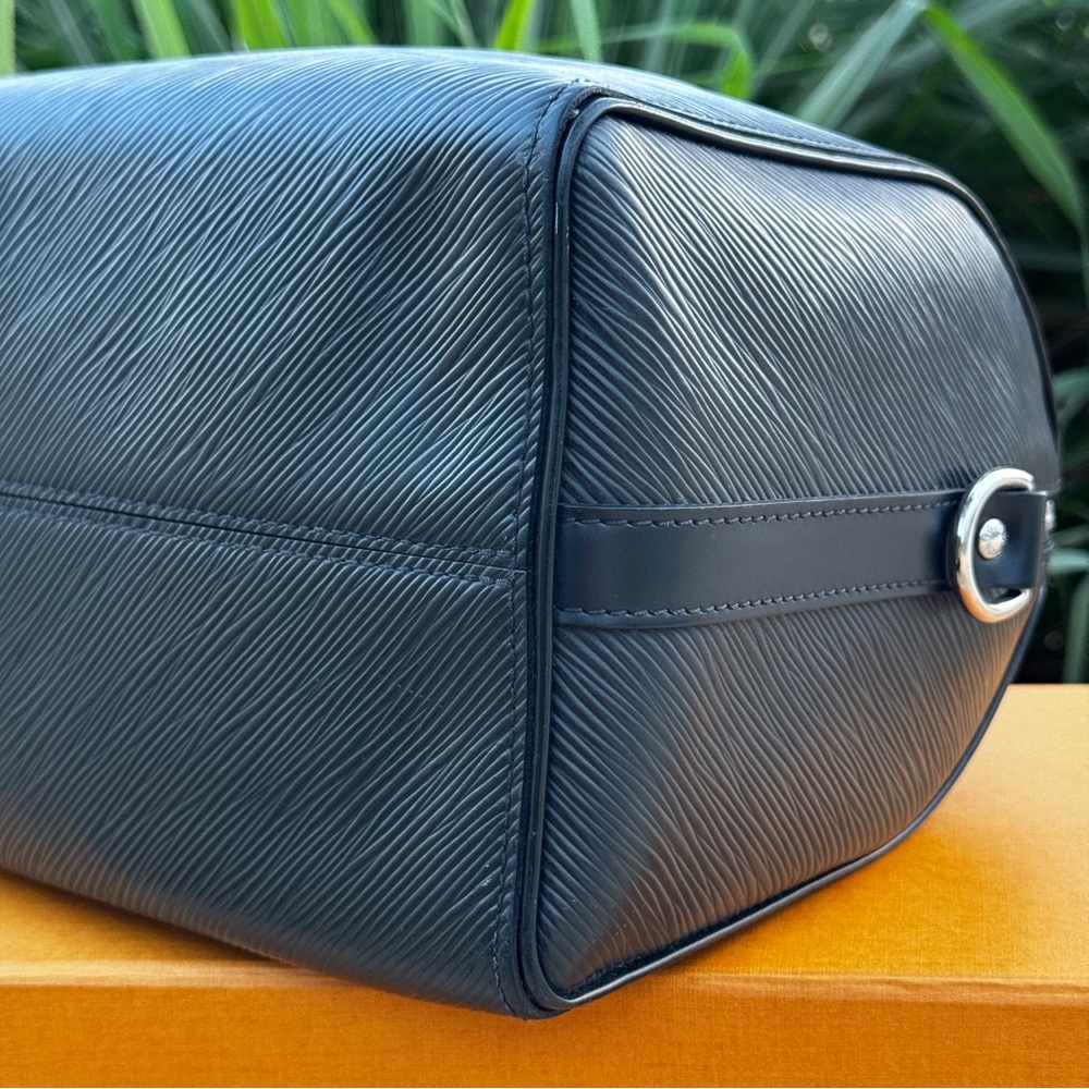 Louis Vuitton Black Epi Leather Speedy Bandouliere 25 Bag - Picture 9 of 14